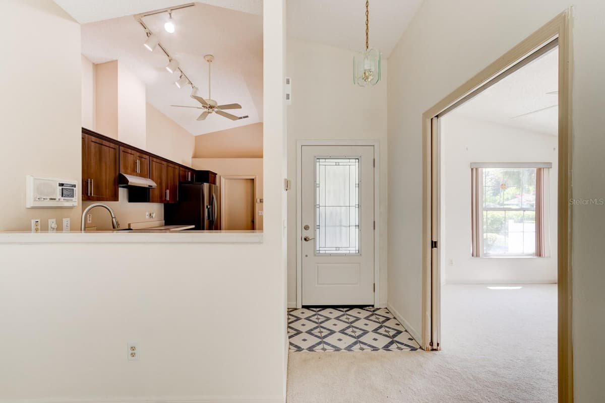 317 GLENBRIAR CIRCLE — photo 4 of 32
