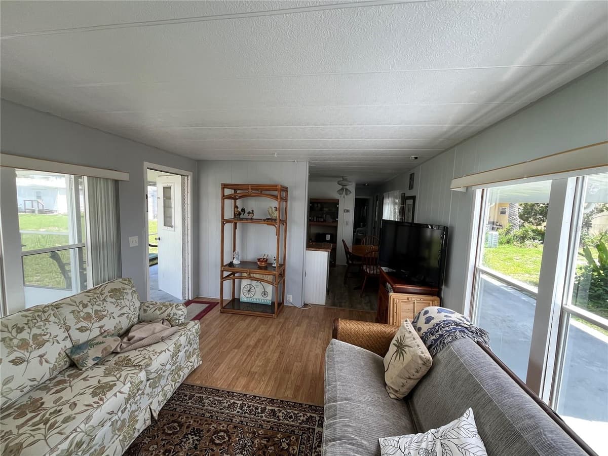 634 COMO DRIVE — photo 11 of 27