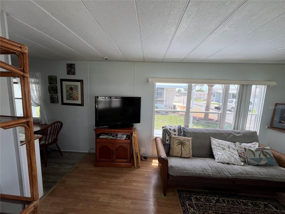 634 COMO DRIVE — photo 10 of 27