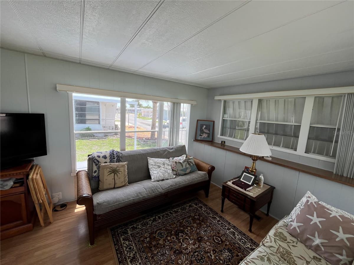 634 COMO DRIVE — photo 9 of 27