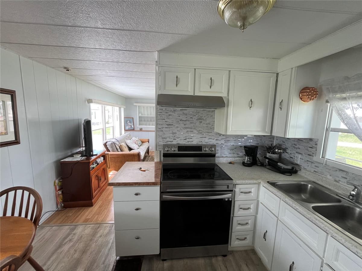 634 COMO DRIVE — photo 13 of 27