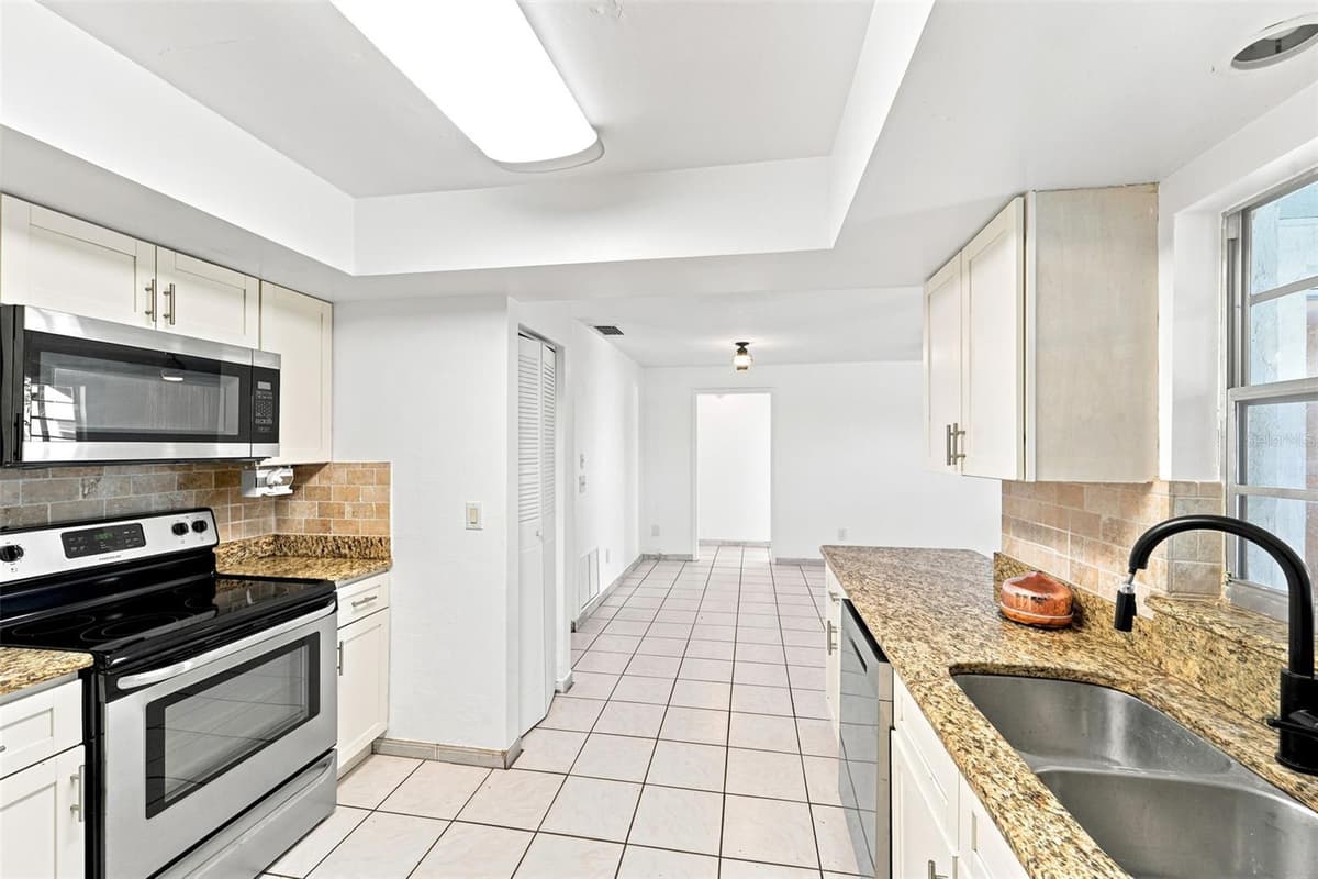 1289 DANDELION DRIVE — photo 11 of 41