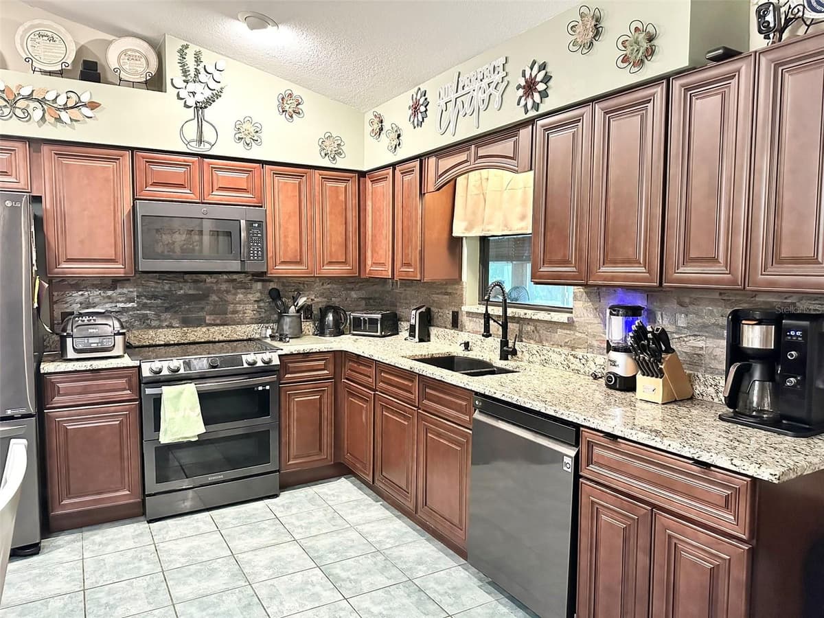 10844 POINCIANA DRIVE — photo 10 of 27