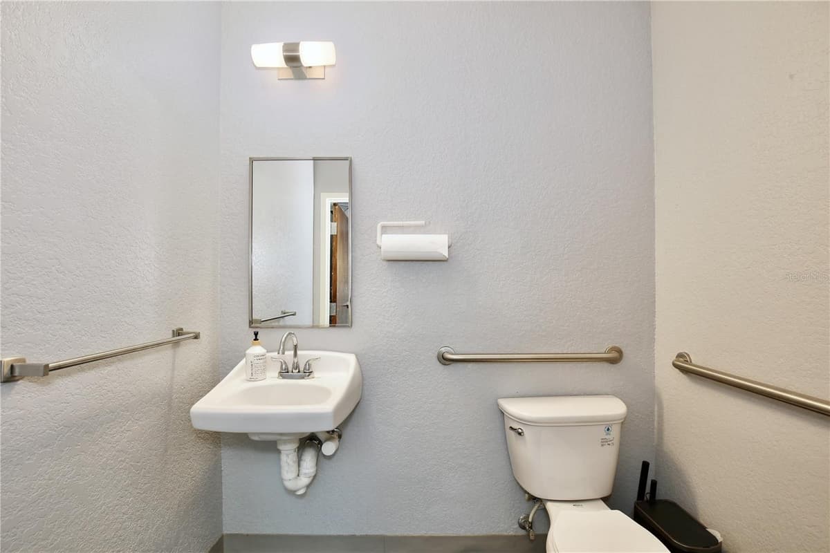6881 KINGSPOINTE PARKWAY — photo 14 of 58