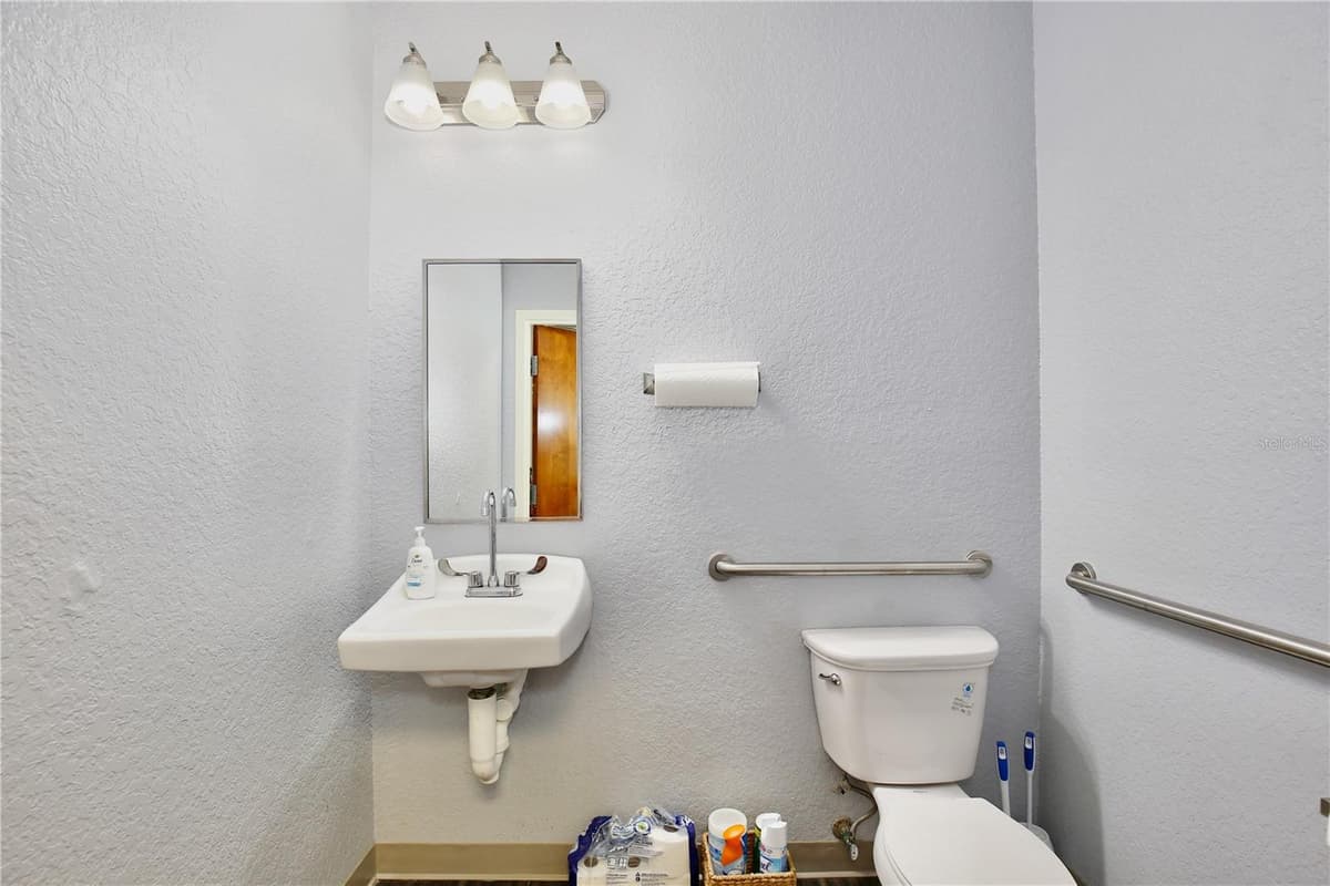 6881 KINGSPOINTE PARKWAY — photo 43 of 58