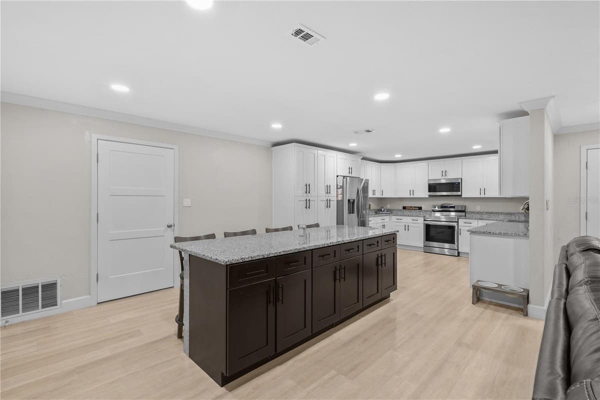 805 40TH TERRACE — photo 9 of 31