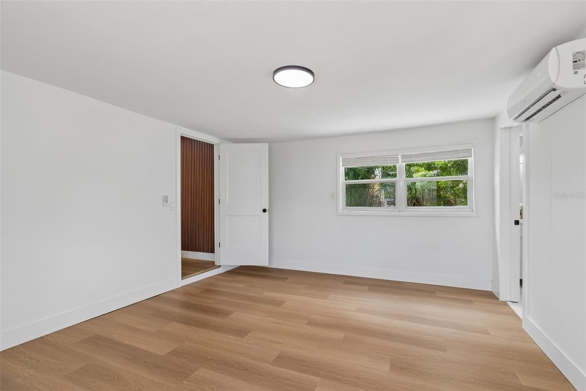 517 HAMPTON AVENUE — photo 9 of 24