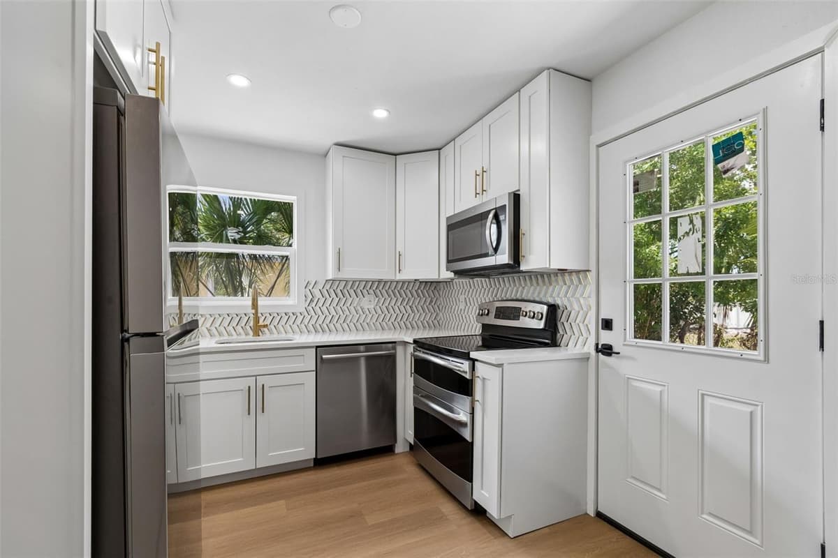 517 HAMPTON AVENUE — photo 16 of 24