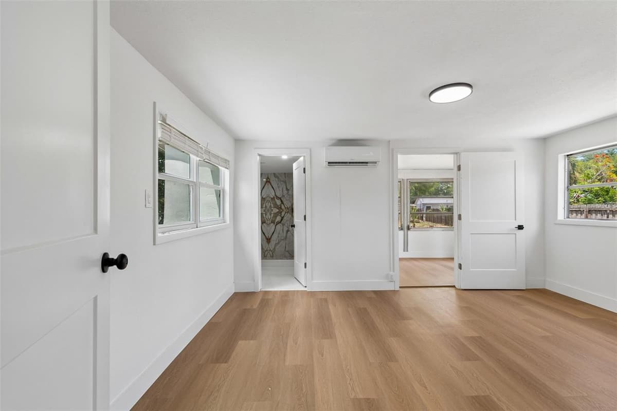 517 HAMPTON AVENUE — photo 6 of 24