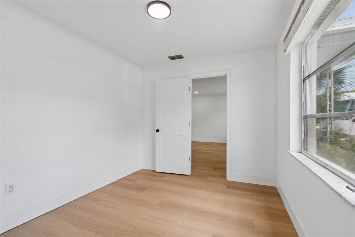 517 HAMPTON AVENUE — photo 3 of 24