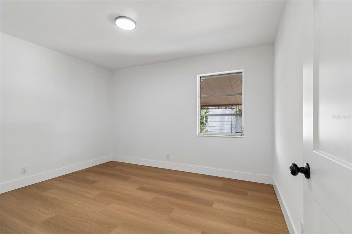 517 HAMPTON AVENUE — photo 13 of 24