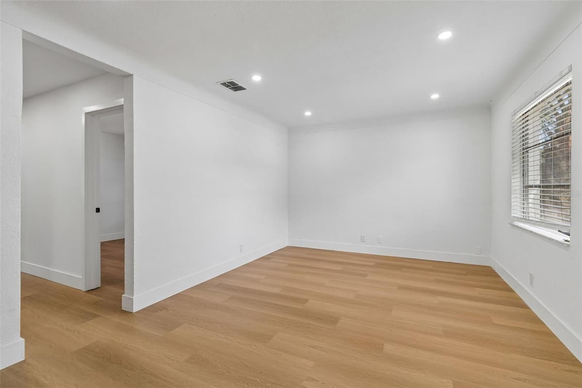 517 HAMPTON AVENUE — photo 4 of 24