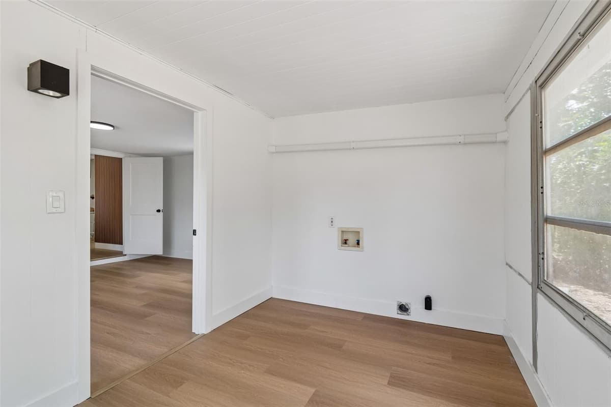 517 HAMPTON AVENUE — photo 11 of 24