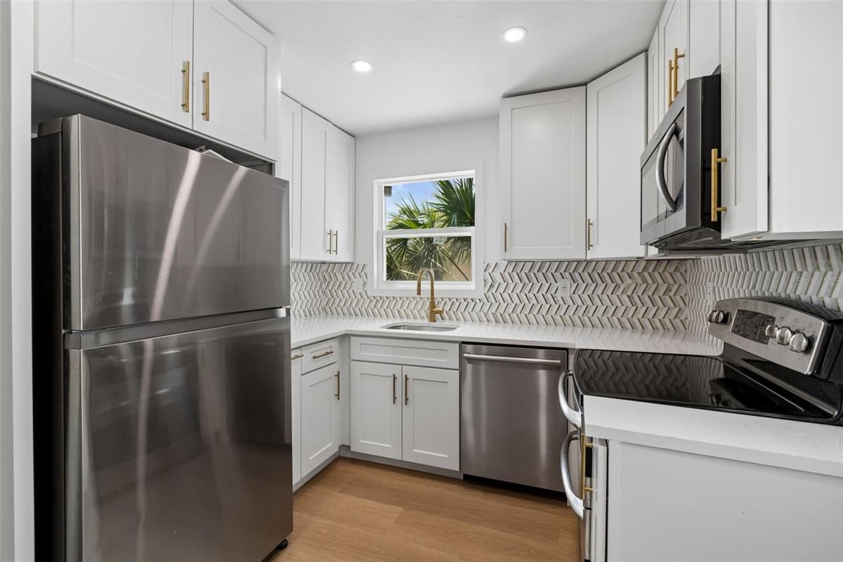 517 HAMPTON AVENUE — photo 17 of 24