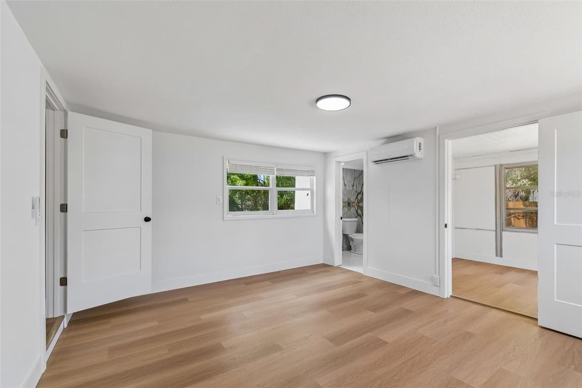 517 HAMPTON AVENUE — photo 8 of 24
