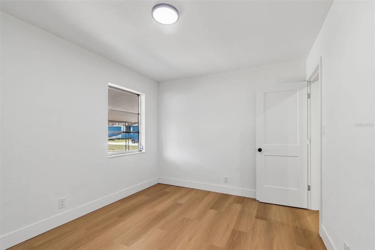 517 HAMPTON AVENUE — photo 14 of 24