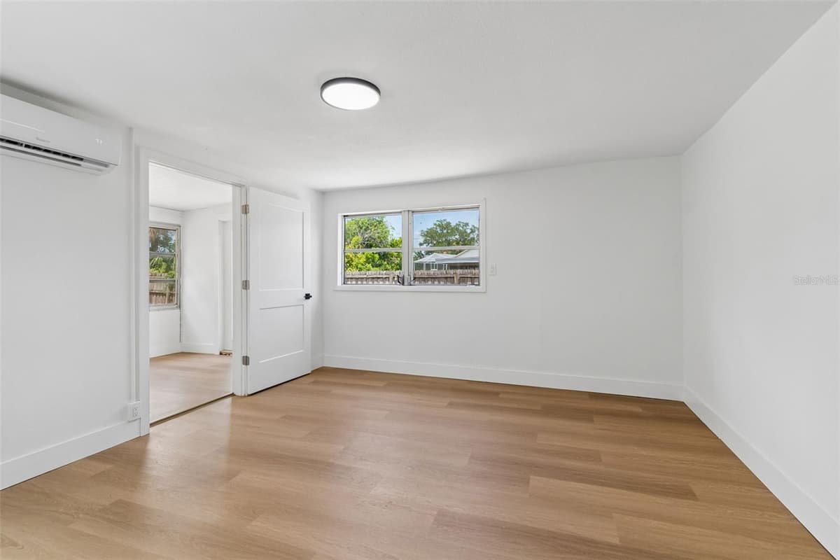 517 HAMPTON AVENUE — photo 7 of 24