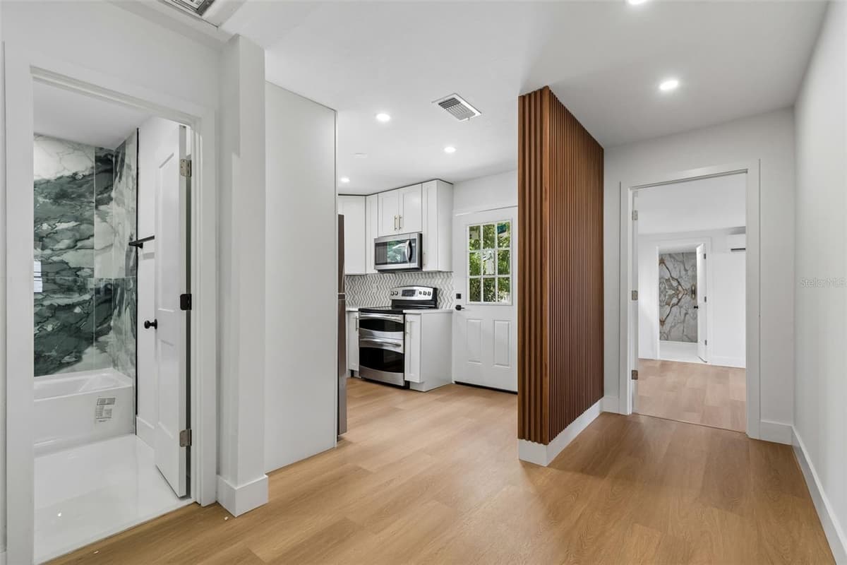 517 HAMPTON AVENUE — photo 19 of 24