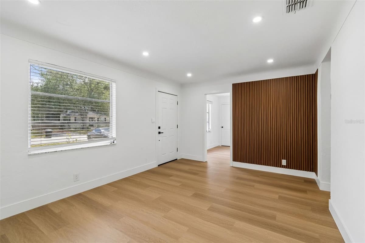 517 HAMPTON AVENUE — photo 5 of 24