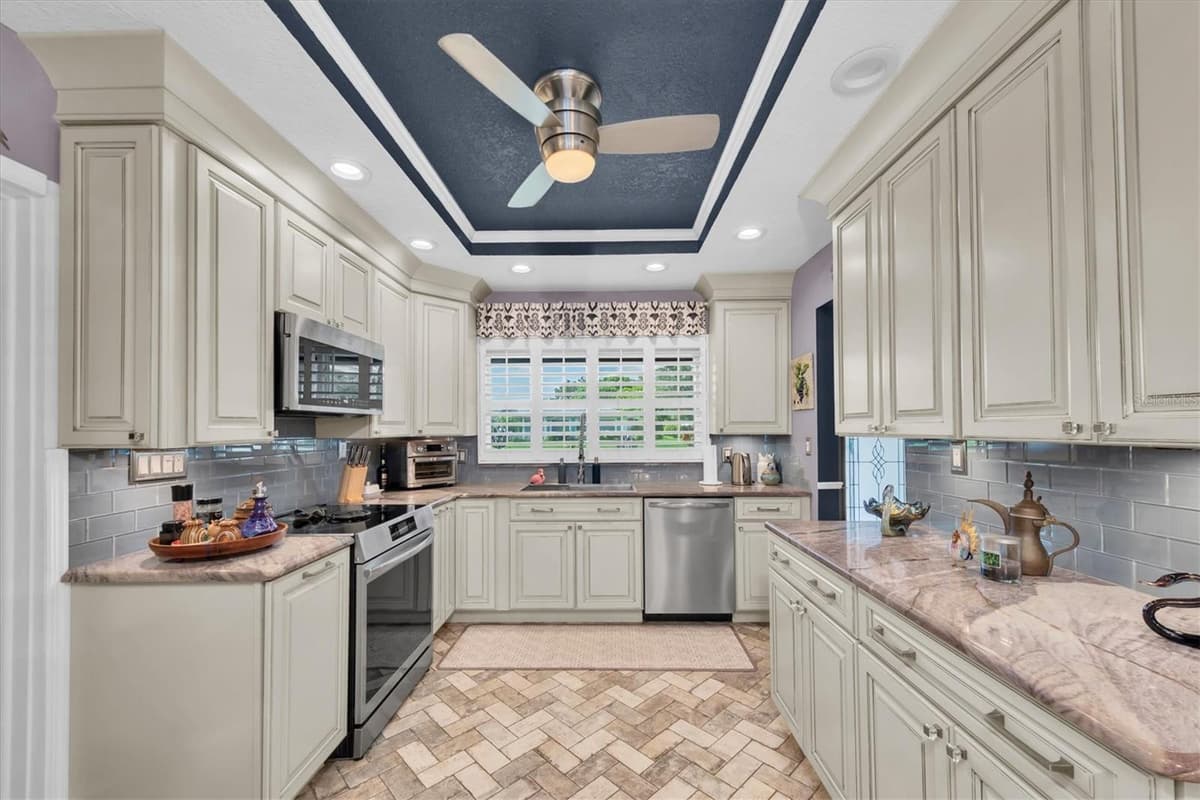 37 SOUTHWIND DRIVE — photo 18 of 72