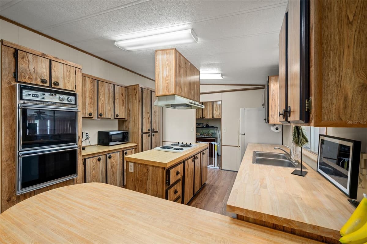 906 WHATLEY COURT — photo 11 of 54