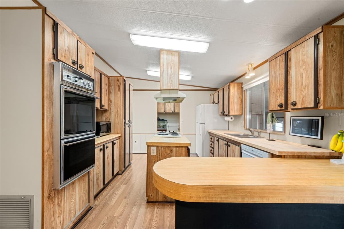 906 WHATLEY COURT — photo 12 of 54