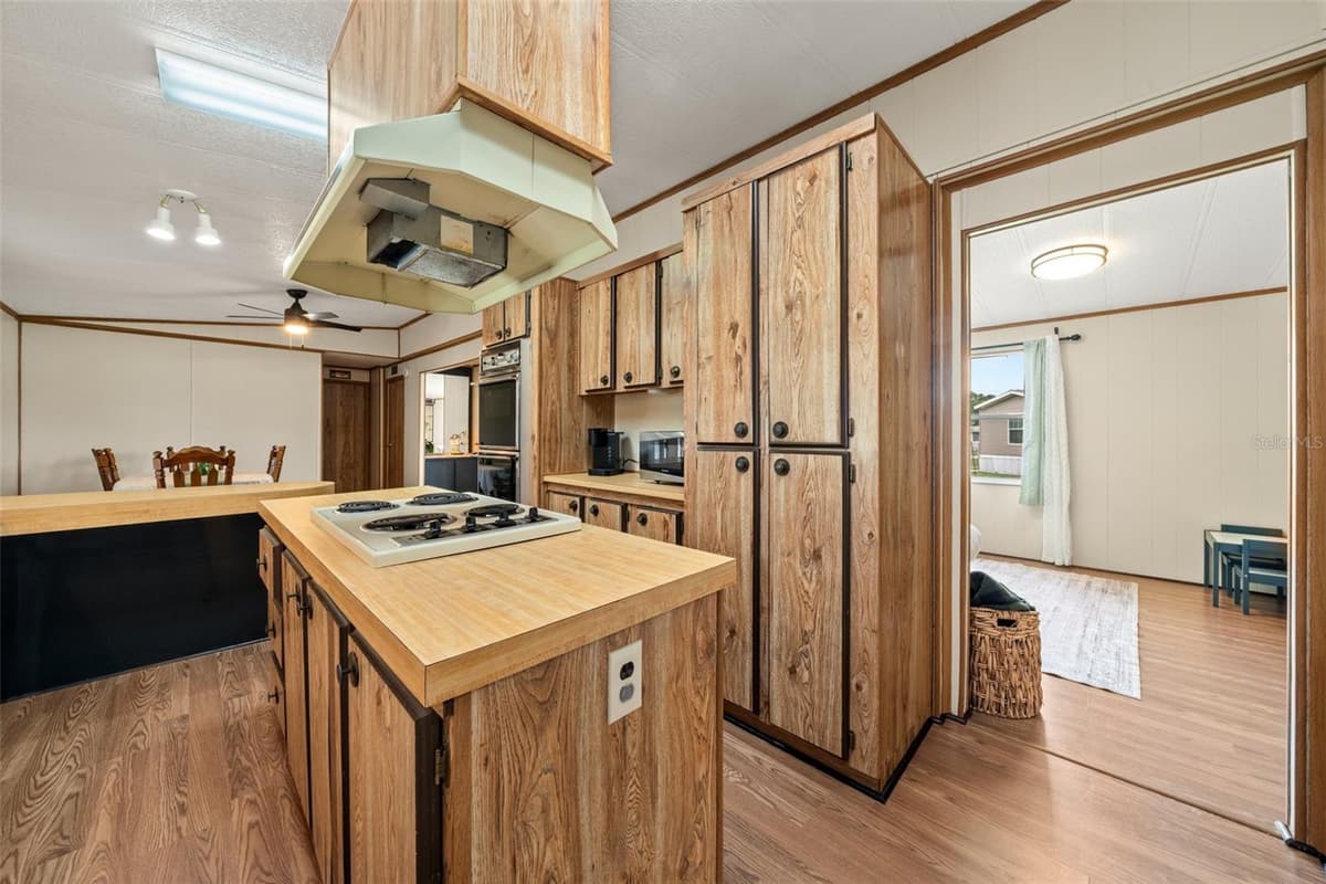 906 WHATLEY COURT — photo 9 of 54