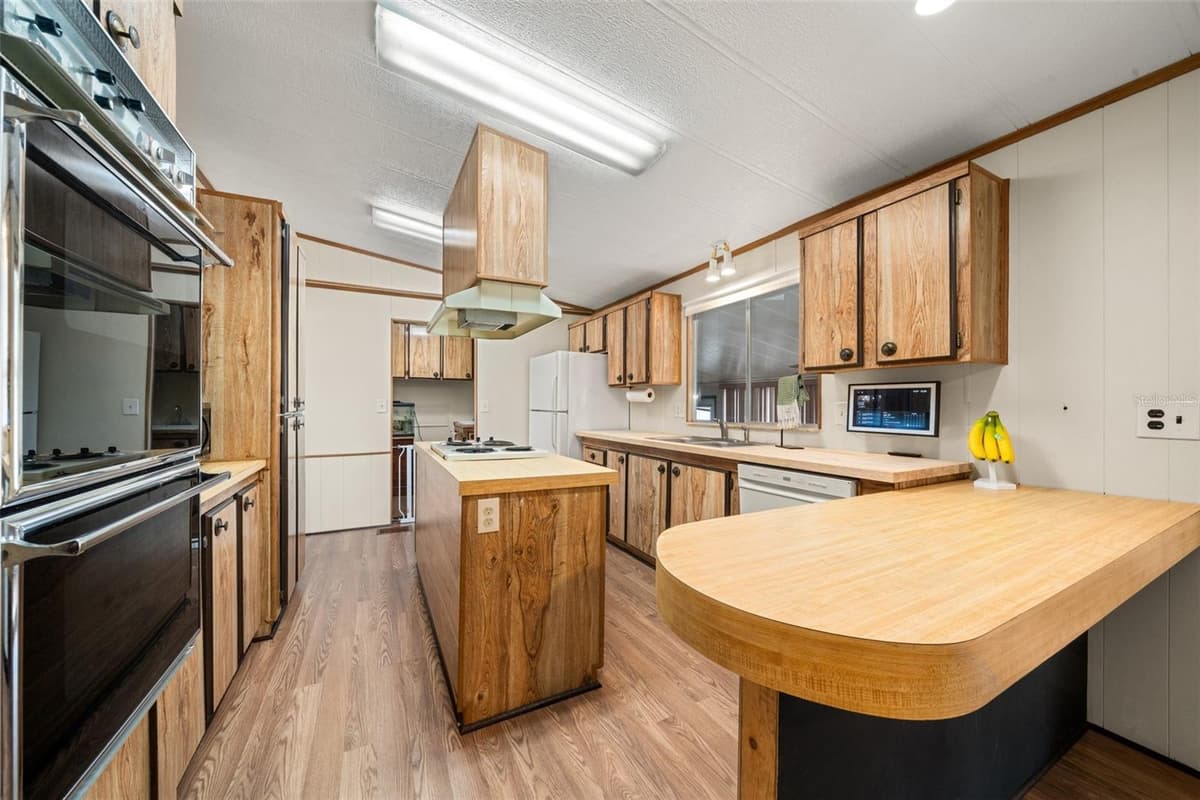 906 WHATLEY COURT — photo 10 of 54