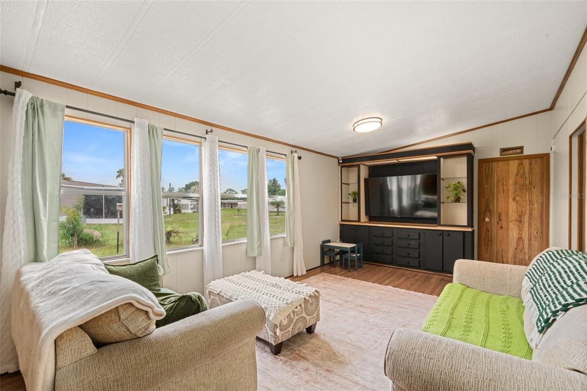 906 WHATLEY COURT — photo 4 of 54