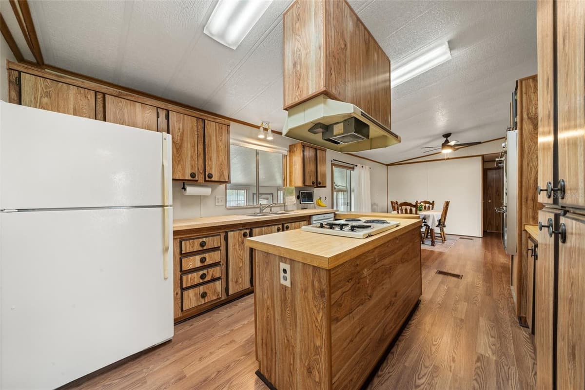 906 WHATLEY COURT — photo 8 of 54