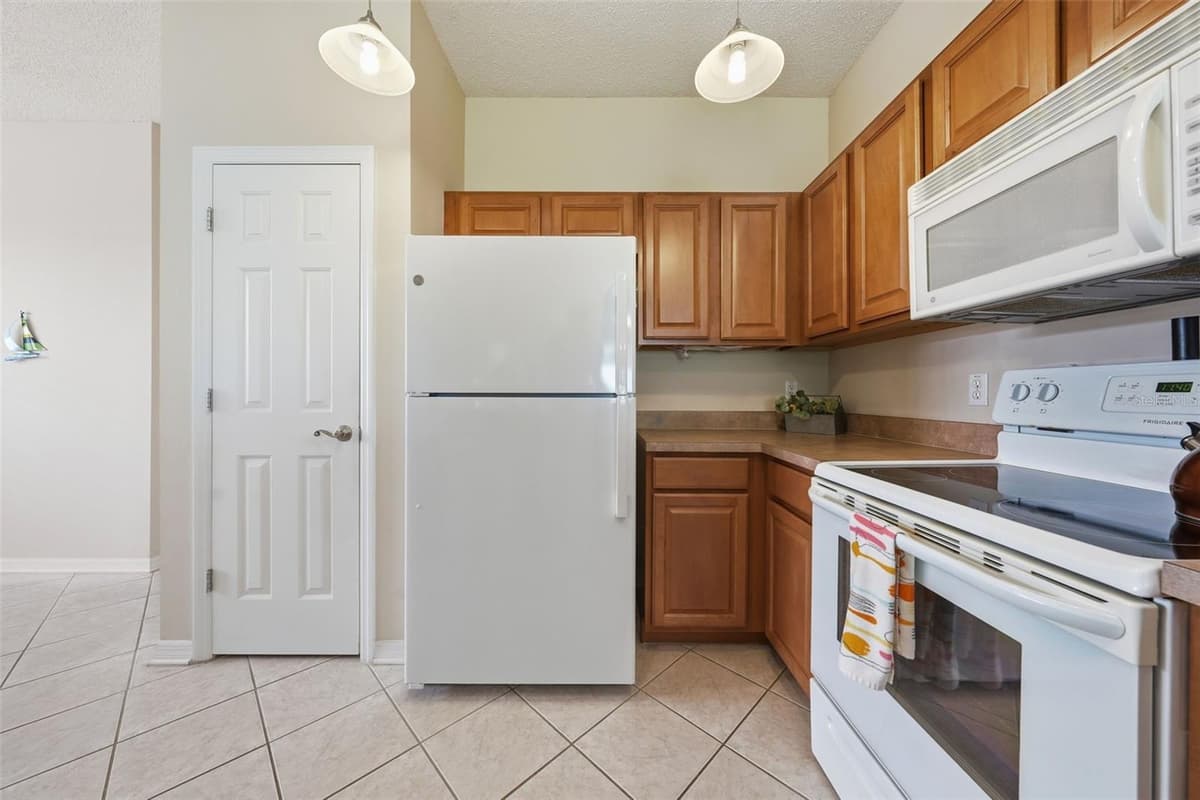 9076 SAINT ANDREWS WAY — photo 17 of 52