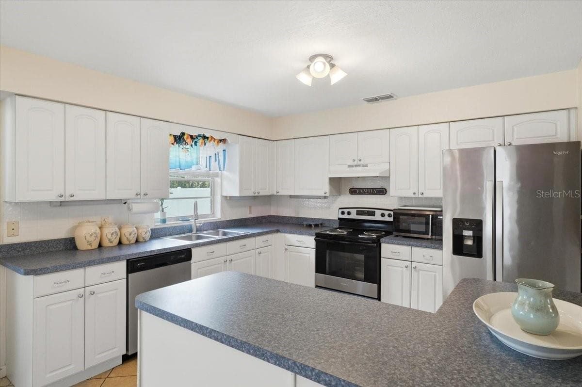 156 MANSEAU DRIVE — photo 17 of 46