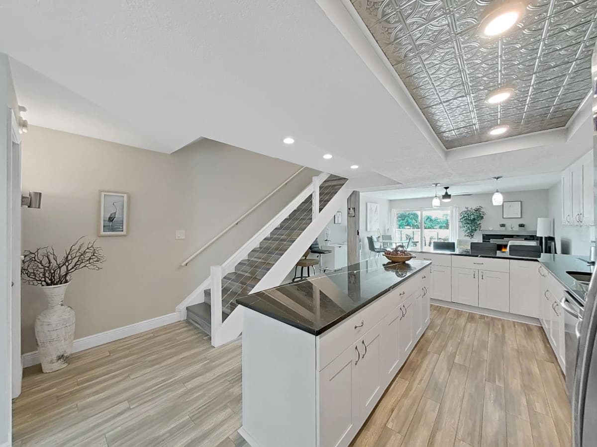433 PAULA DRIVE — photo 6 of 43