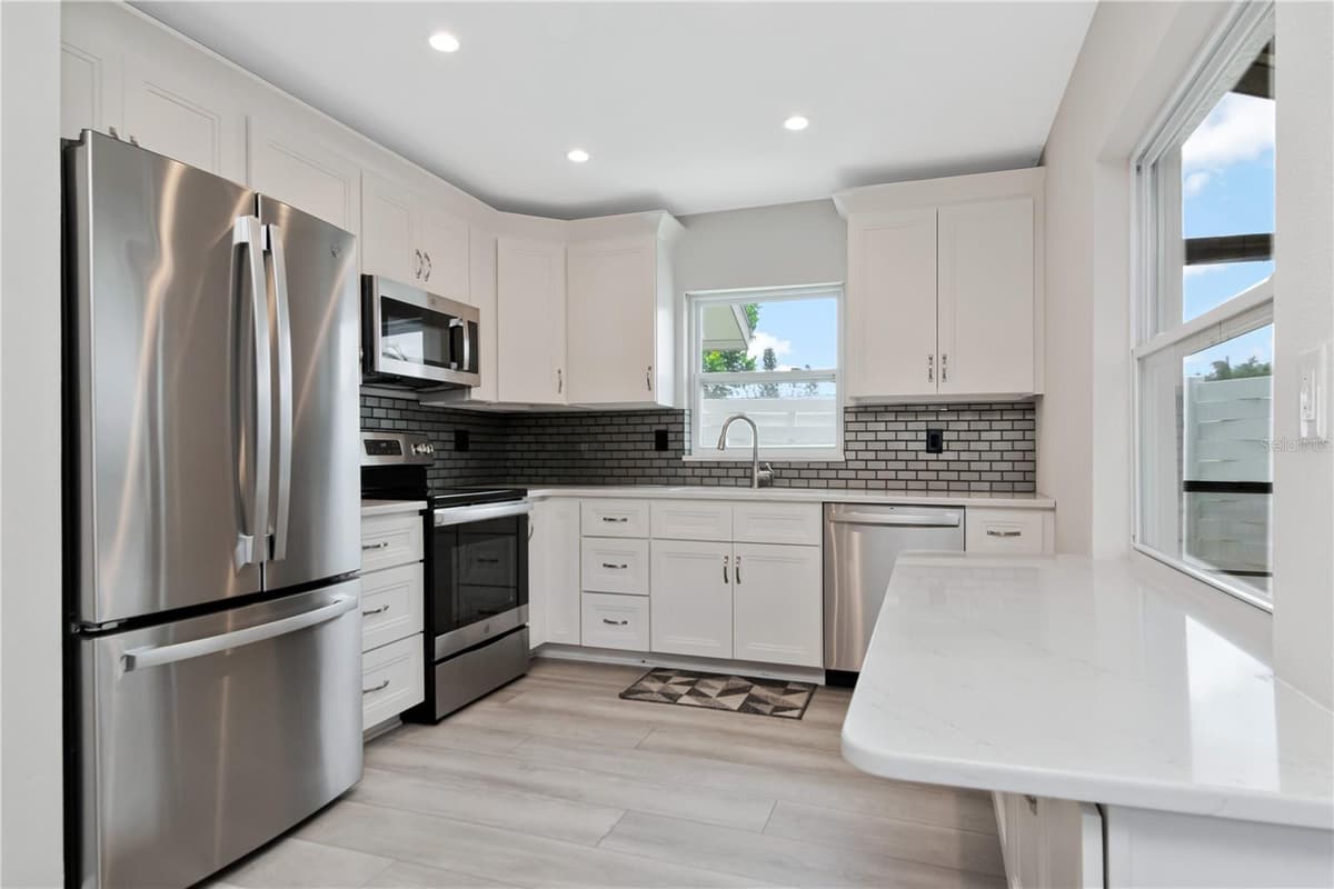2655 BARKSDALE COURT — photo 11 of 37