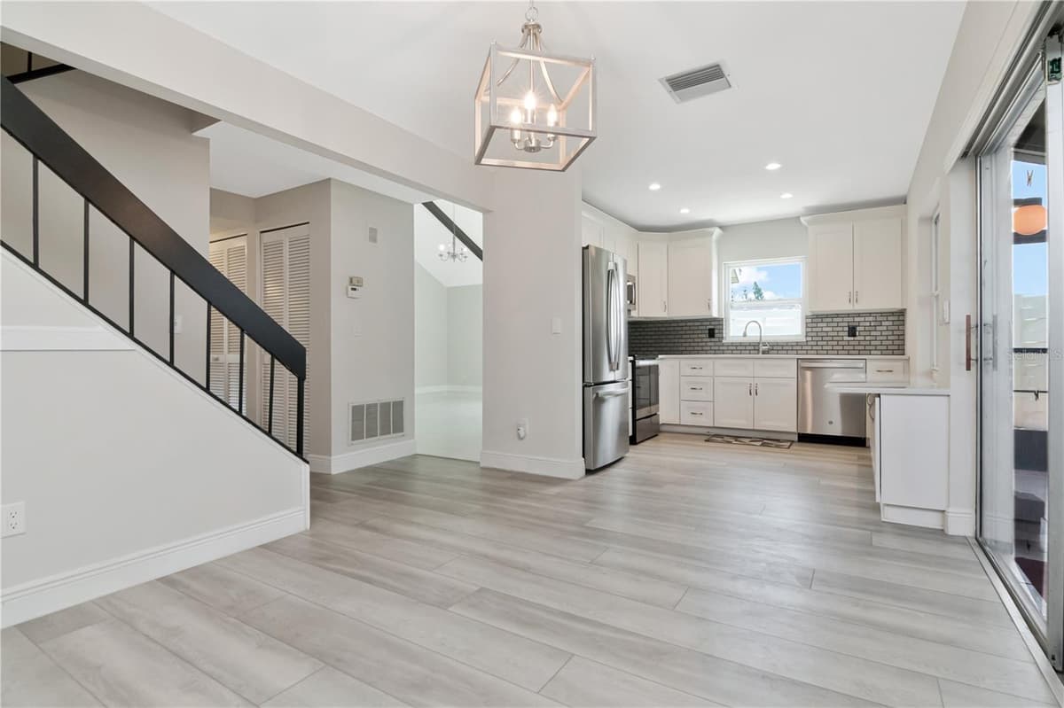 2655 BARKSDALE COURT — photo 8 of 37