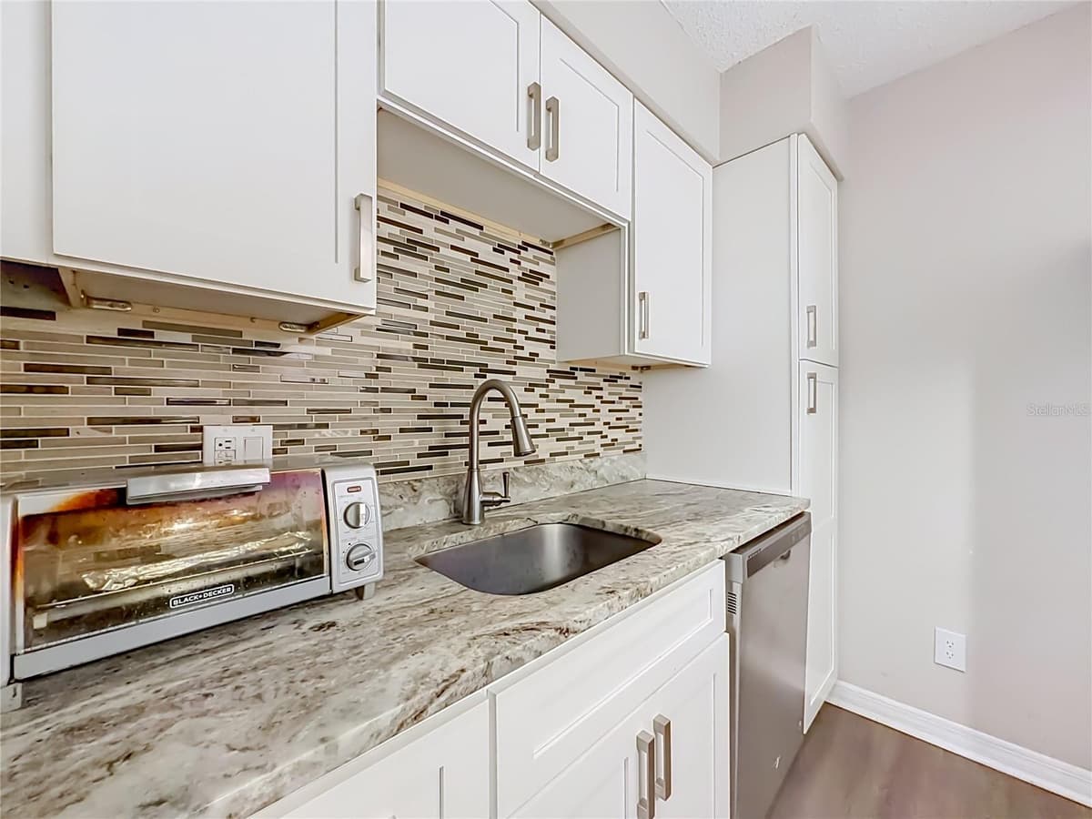 305 WYMORE ROAD — photo 6 of 27