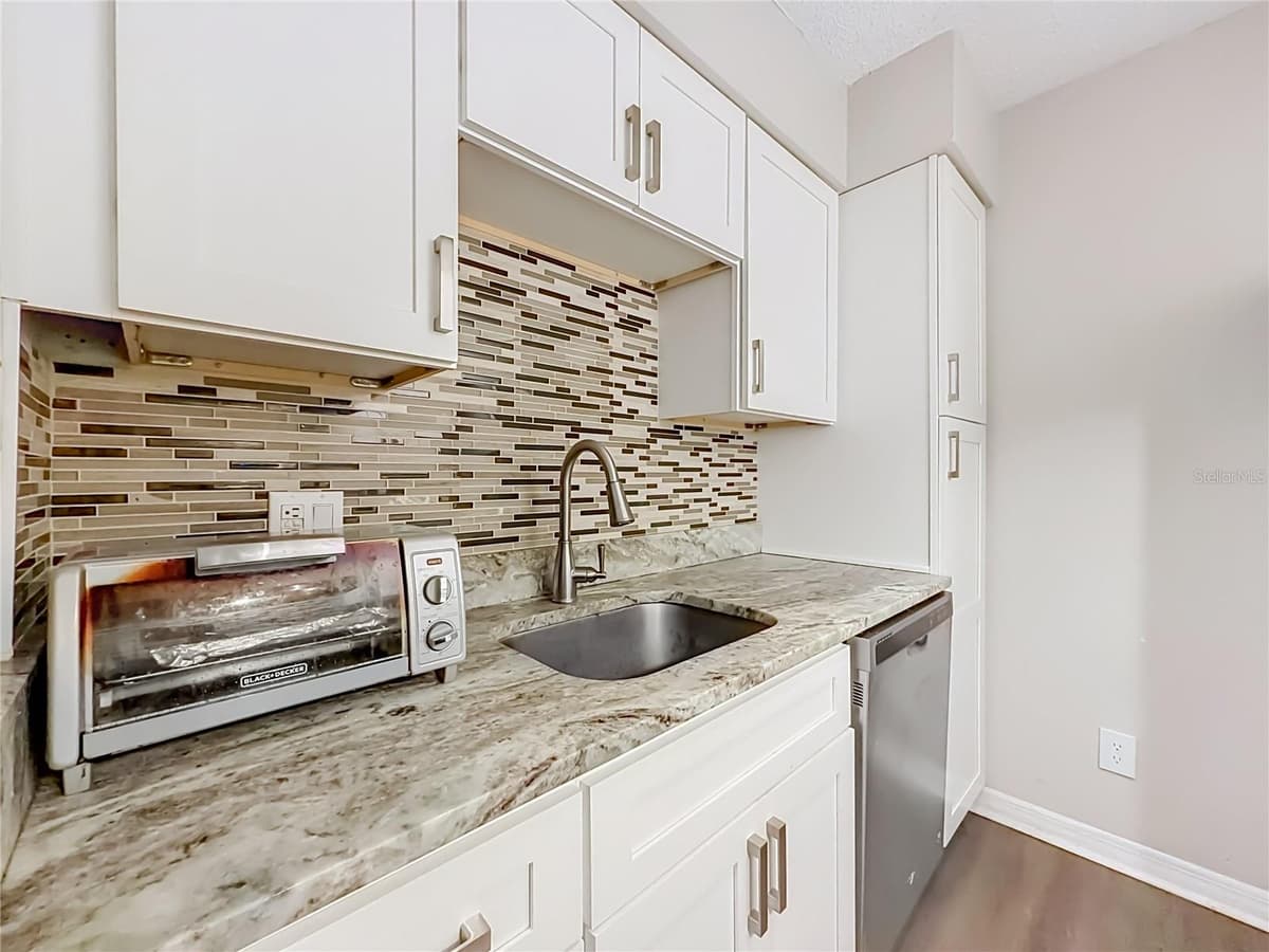 305 WYMORE ROAD — photo 4 of 27
