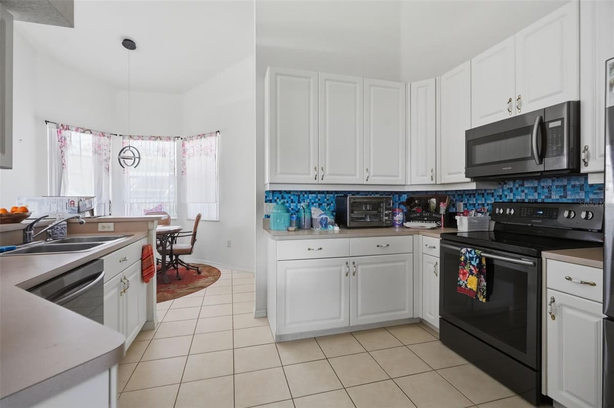 15486 SARATOGA DRIVE — photo 3 of 42