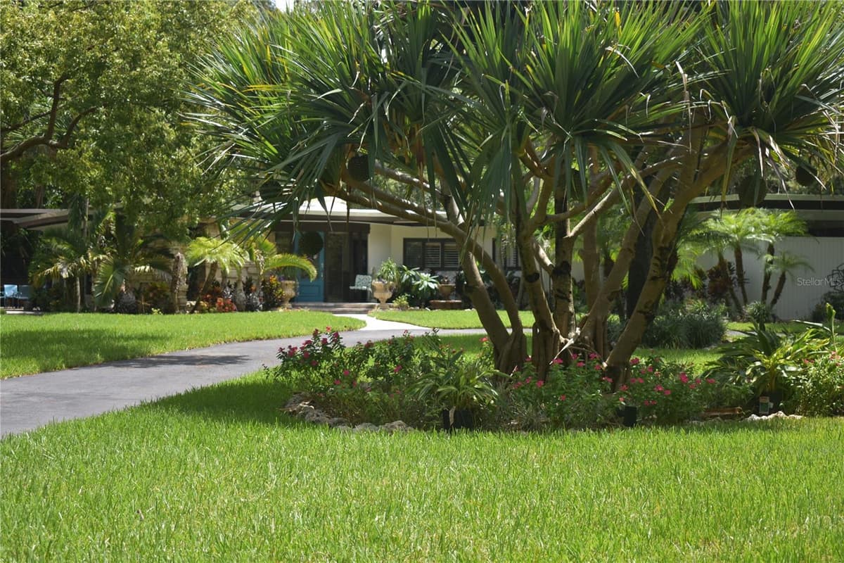 1653 SUNNYBROOK LANE — photo 4 of 47