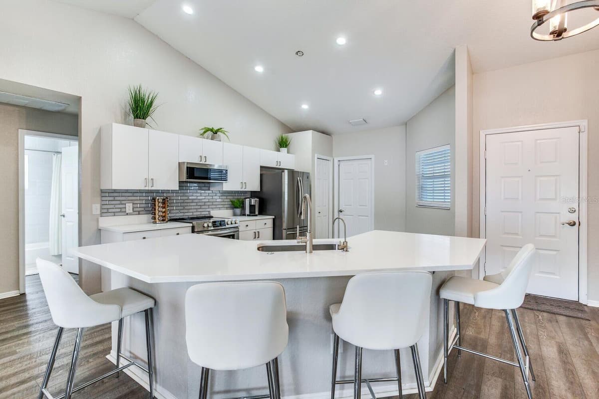 1126 VINETREE DRIVE — photo 3 of 20