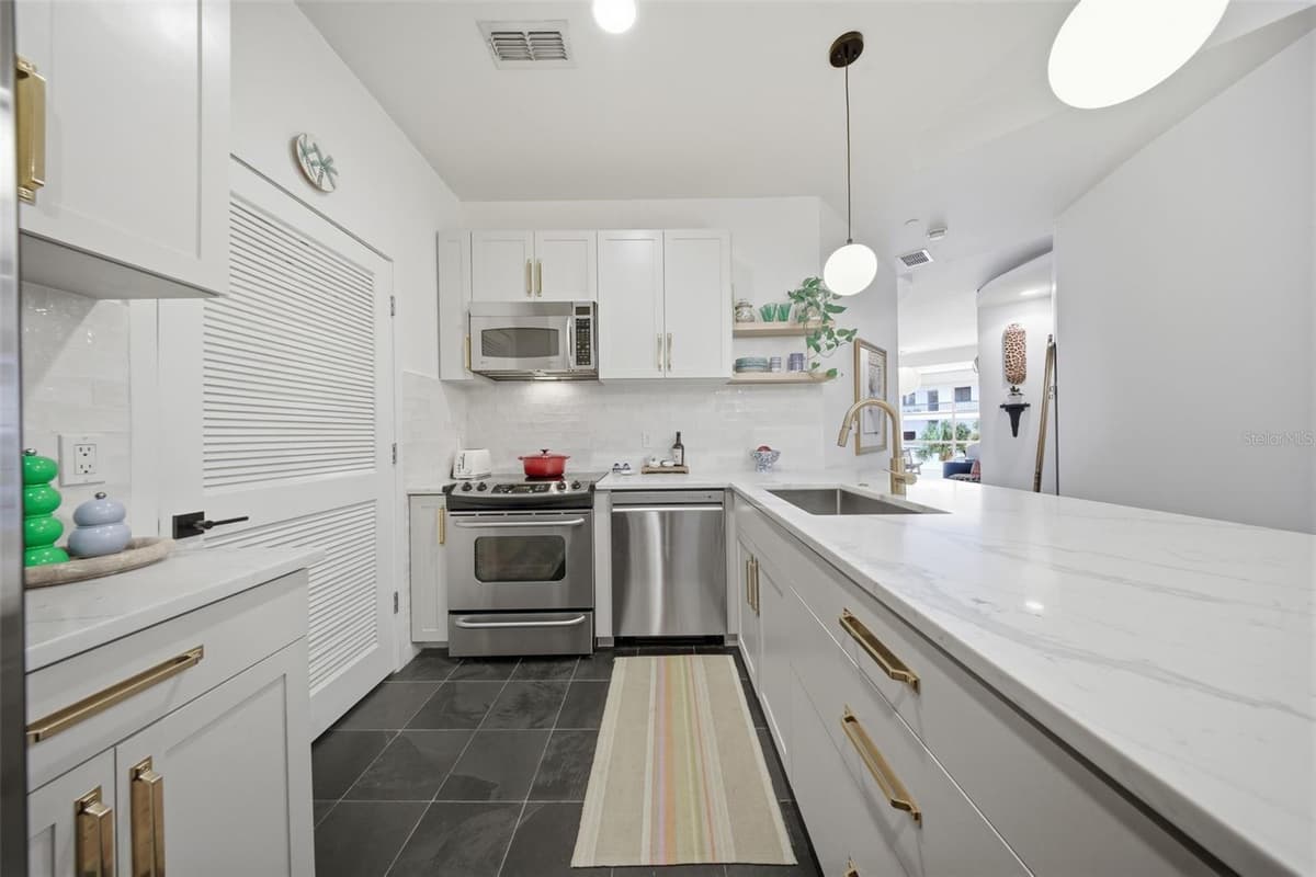 1 EOLA DRIVE — photo 9 of 50