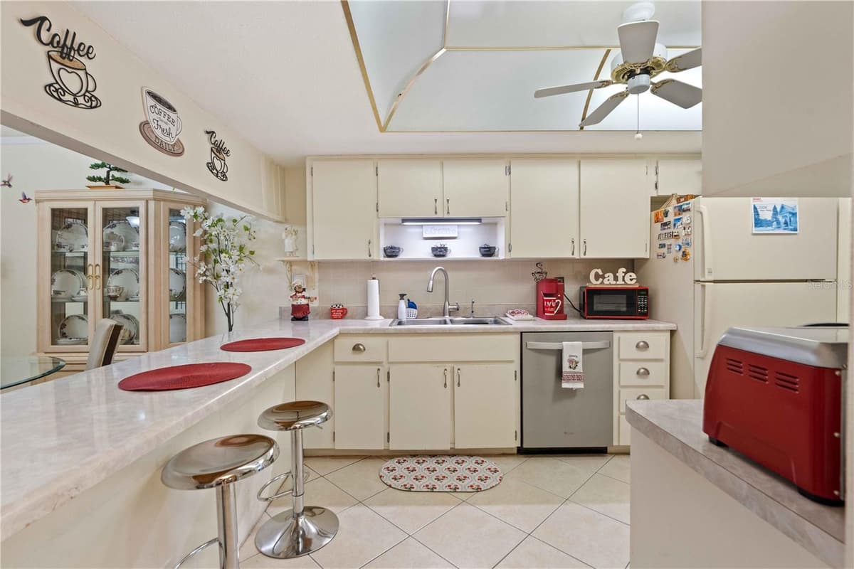 7623 RADCLIFFE CIRCLE — photo 4 of 29