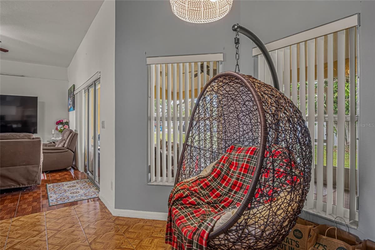 525 JUSTINE AVENUE — photo 13 of 42