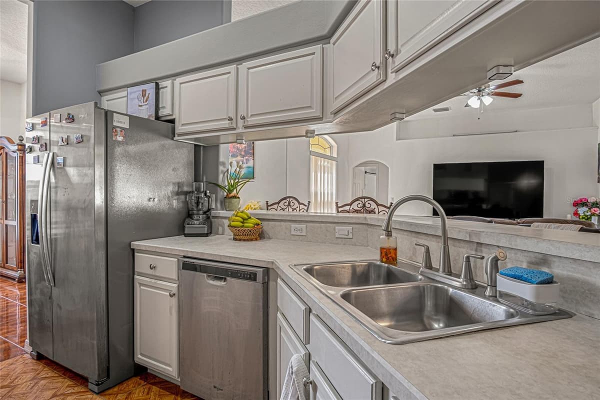525 JUSTINE AVENUE — photo 10 of 42