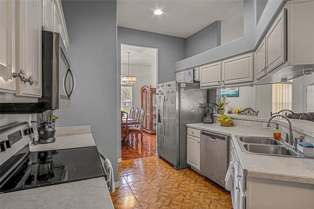 525 JUSTINE AVENUE — photo 2 of 42