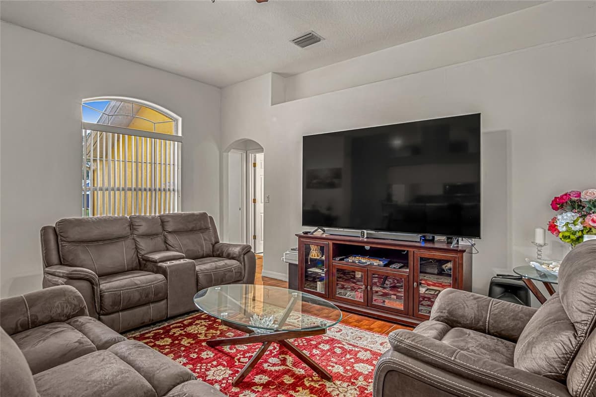 525 JUSTINE AVENUE — photo 3 of 42