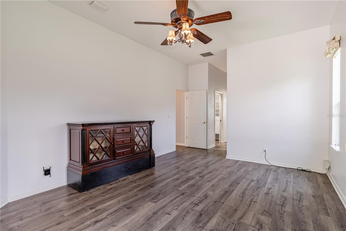 5121 AURORA DRIVE — photo 37 of 46