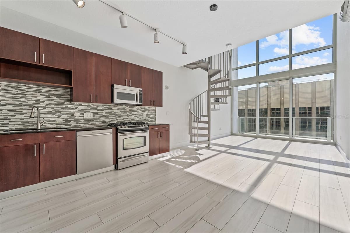 150 ROBINSON STREET — photo 10 of 24