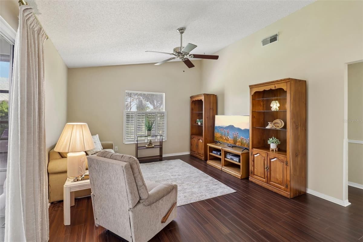4529 PEACH TREE STREET — photo 4 of 63