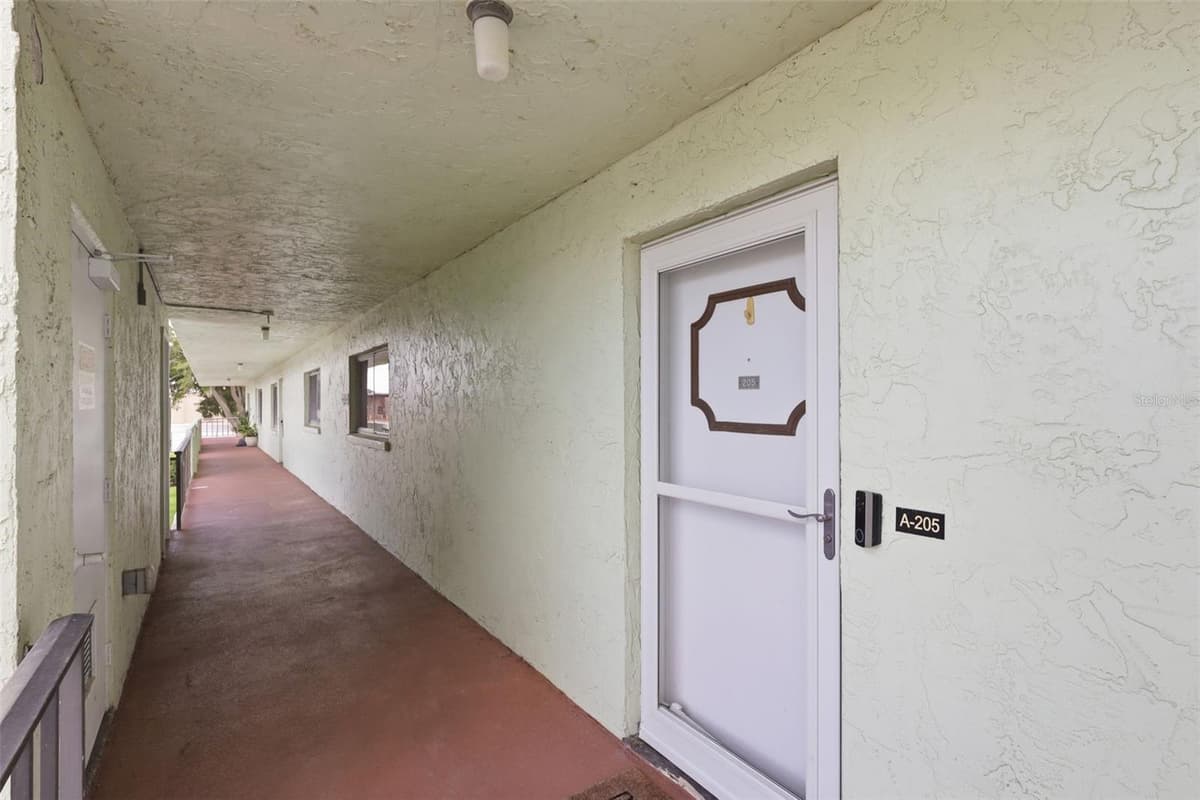 1130 LAKE PARKER AVENUE — photo 4 of 36